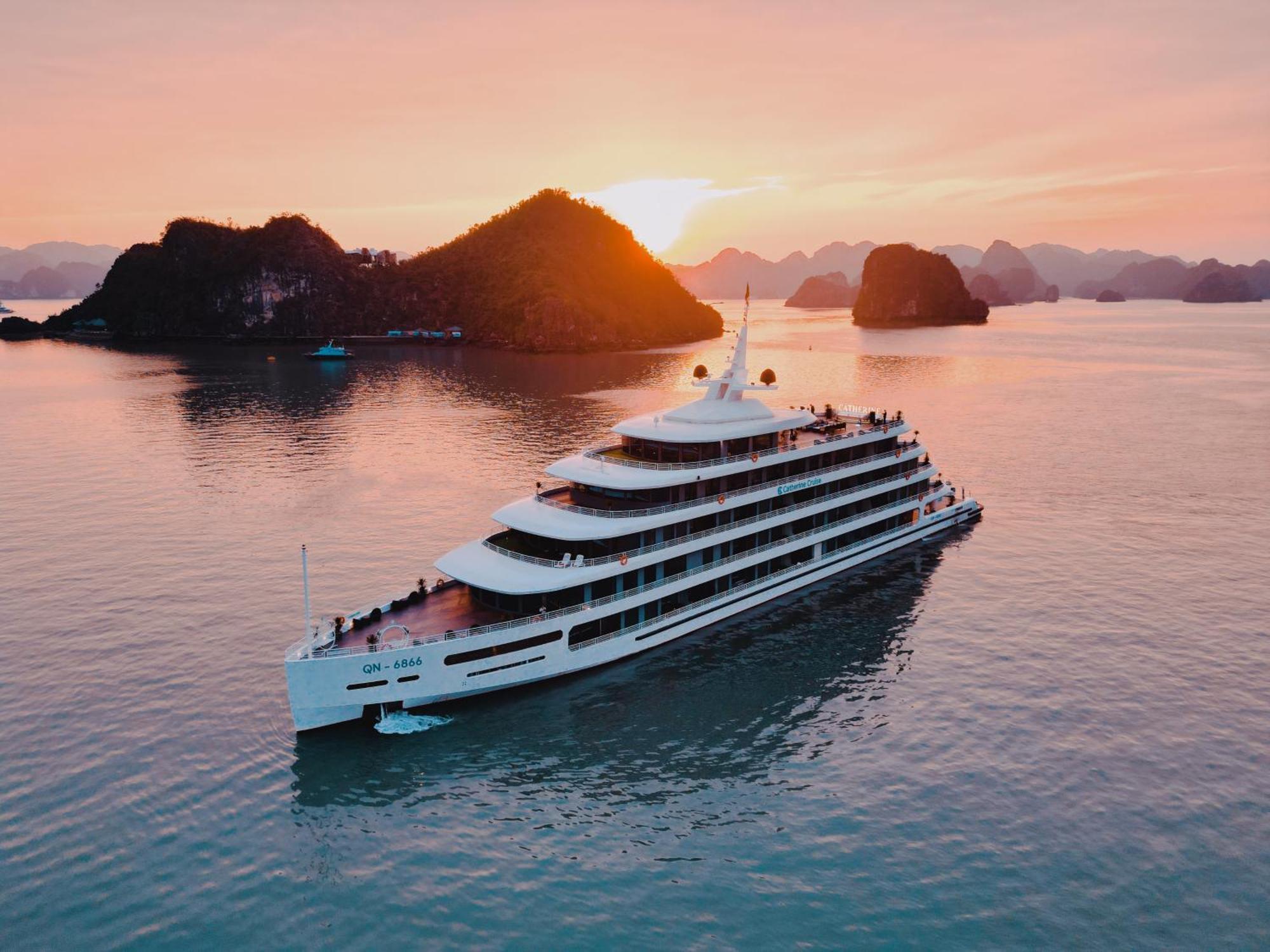 Catherine Cruises Ha Long Bay Exteriör bild
