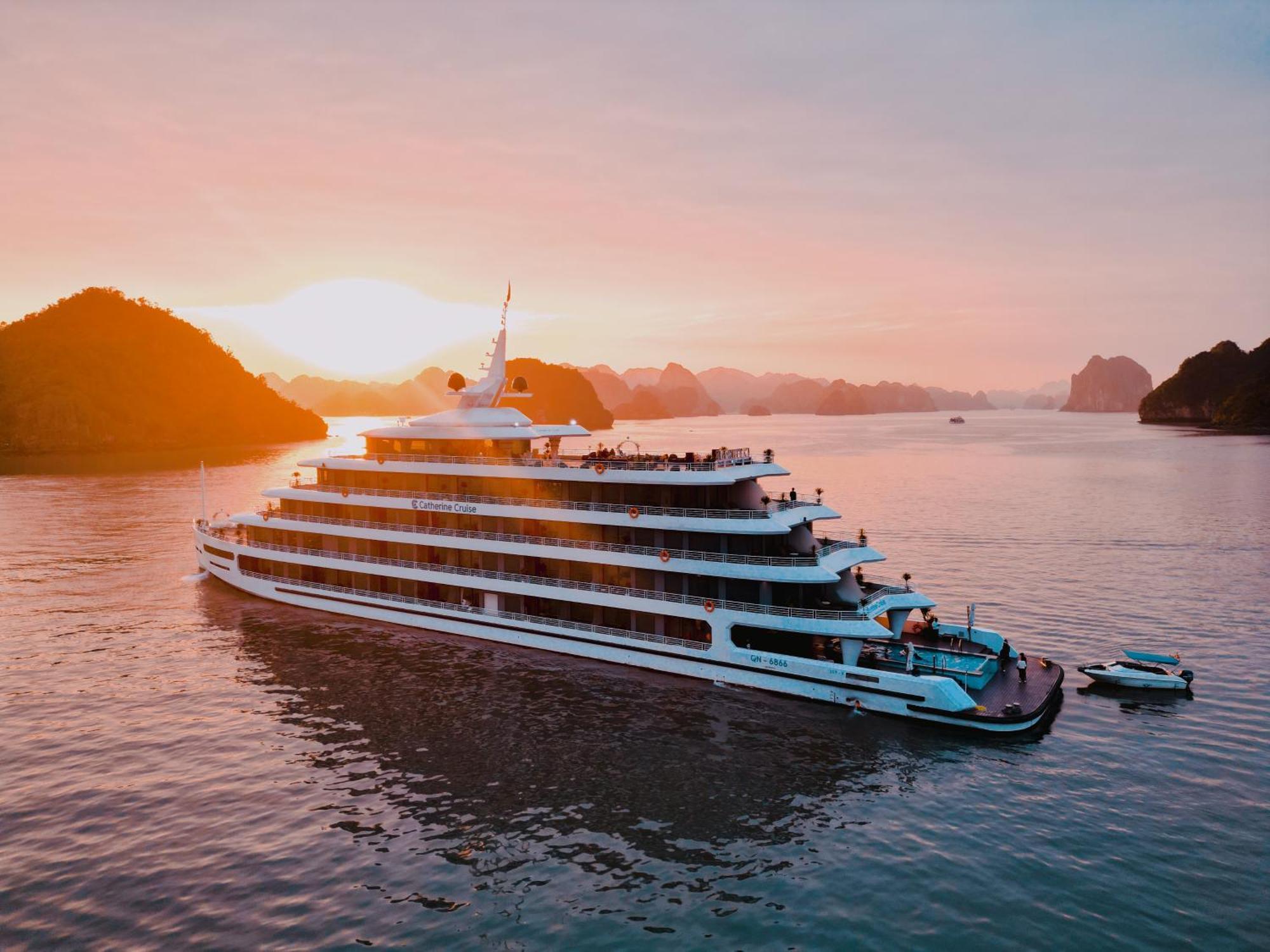 Catherine Cruises Ha Long Bay Exteriör bild