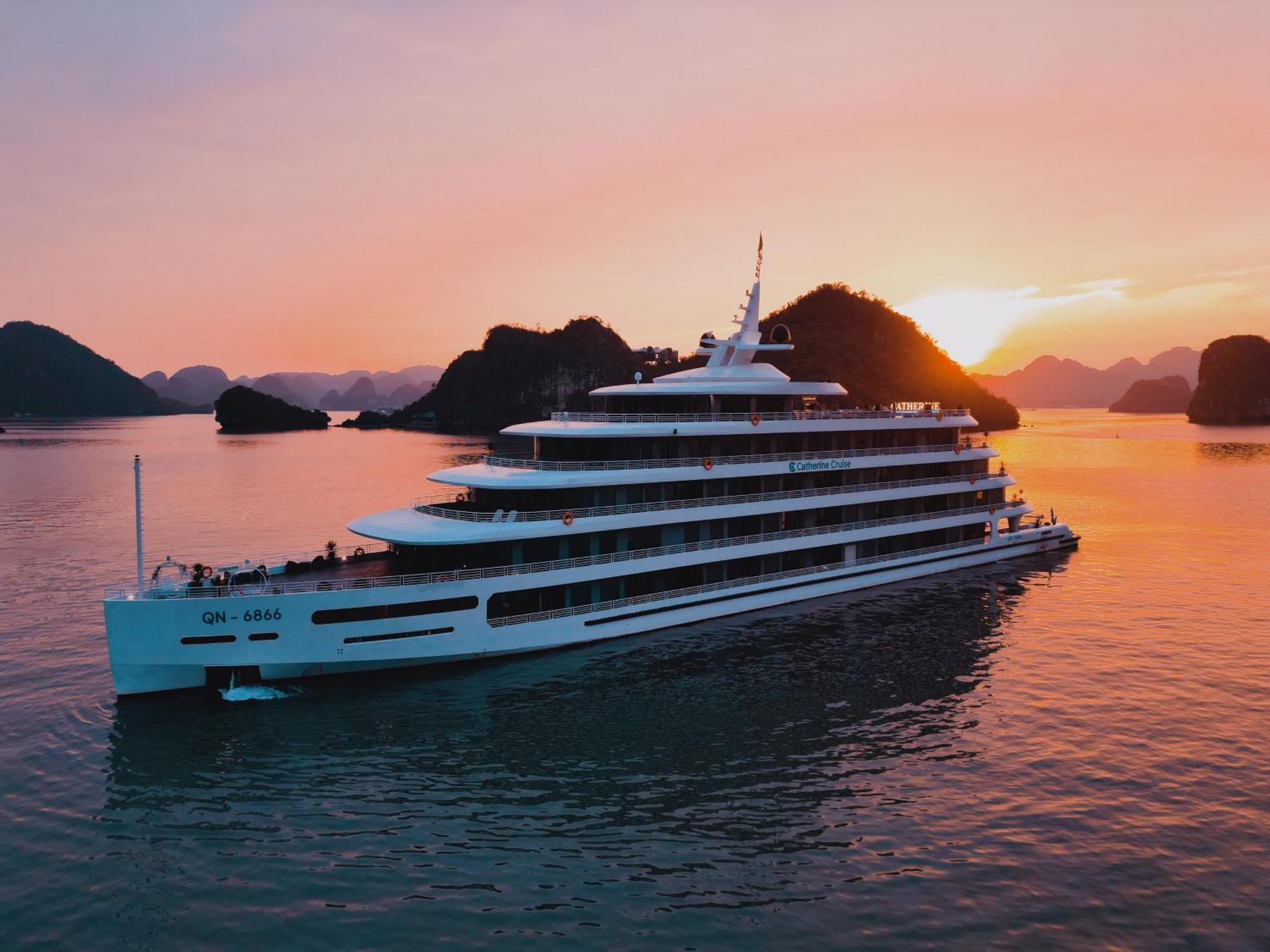 Catherine Cruises Ha Long Bay Exteriör bild